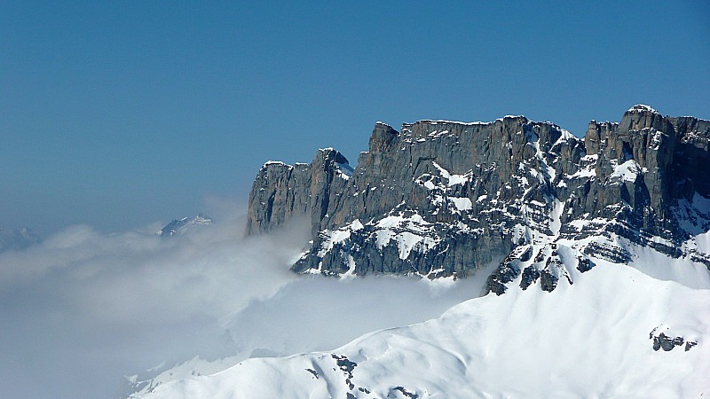 En face, les Fiz : Vue du Col de Bérard. Avec les nuages, ça ressemble un peu à l'Aulp du Seuil, versant Est de la Chartreuse ...