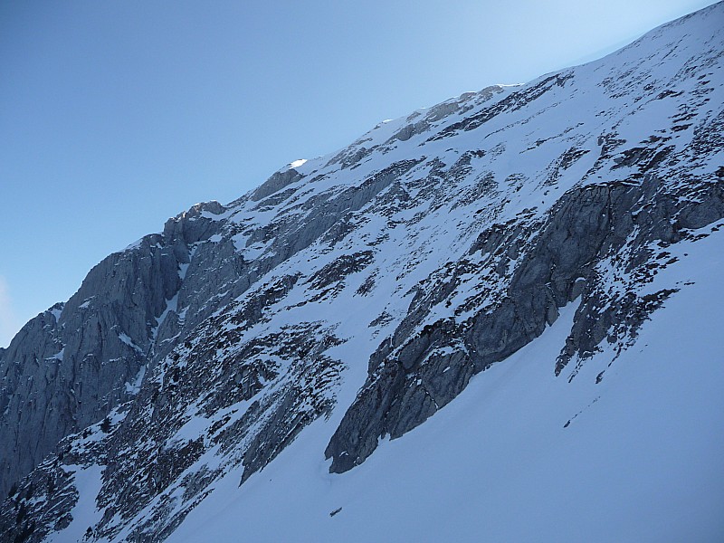 la face nord : repérage :on devine la grande faille qui débouche au mileu de la photo au 2/3 de sa hauteur