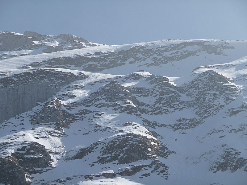 entrée de la grande faille : zoom sur ma trace au milieu  à gauche qui donne l'entrée de la rampe d'accès ainsi que le haut du couloir