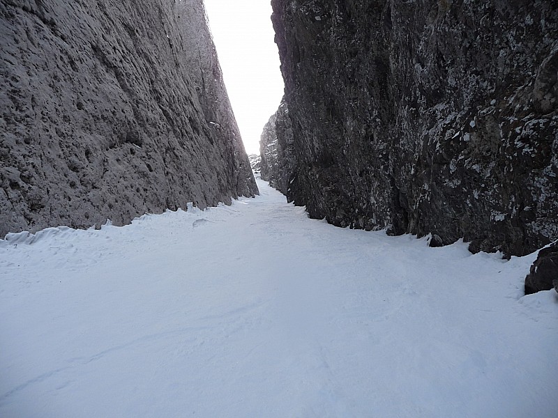 descente : on vois bien à ma trace que c'est tassé et lisse : plus de poudre !