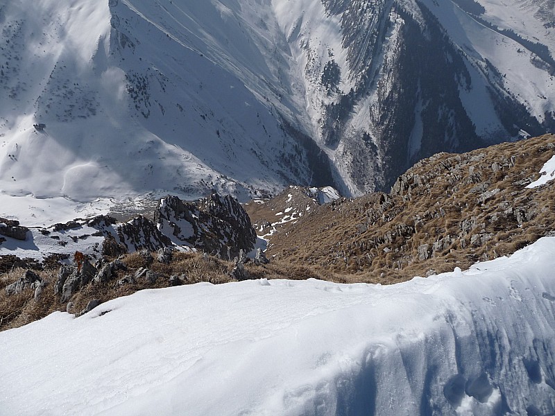 sud-ouest : le bas couloir sud-ouest qui n'est pas large cette année mais entièrement enneigé donc skiable
