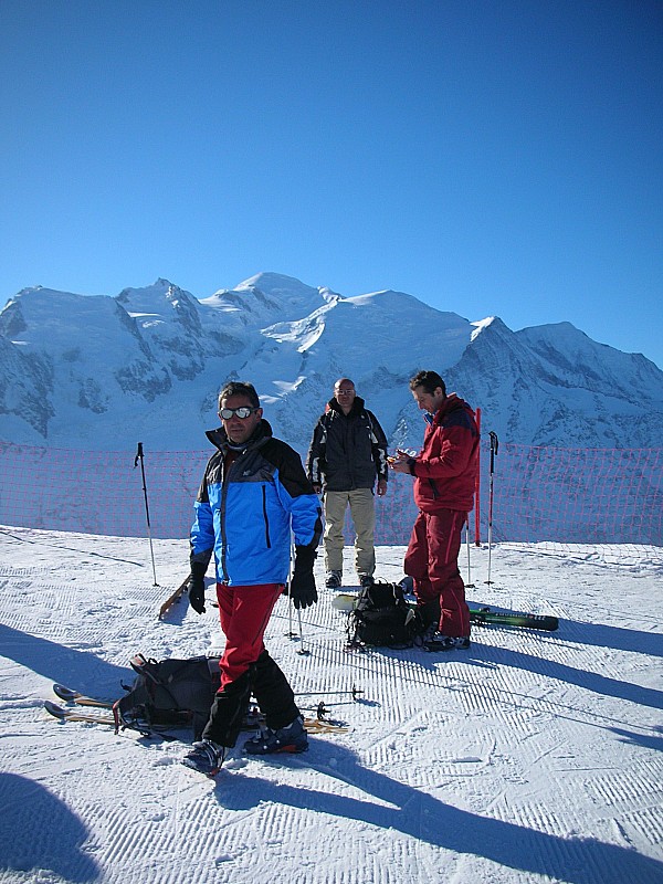 Pointe A. Favre : La bande au sommet Brévent - Le Mont Blanc en arrière