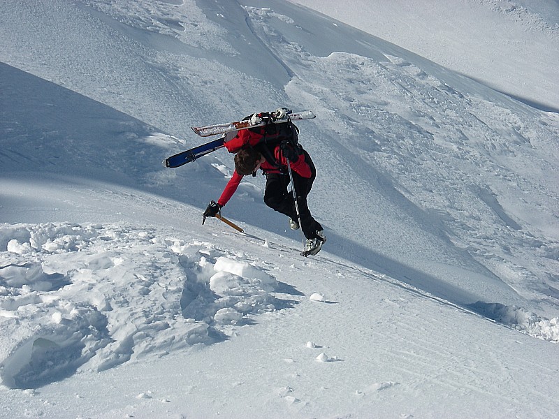 glace : passage délicat sur glace  pour arriver au col Cerise, passé avec piolet sans crampons mais  limite.