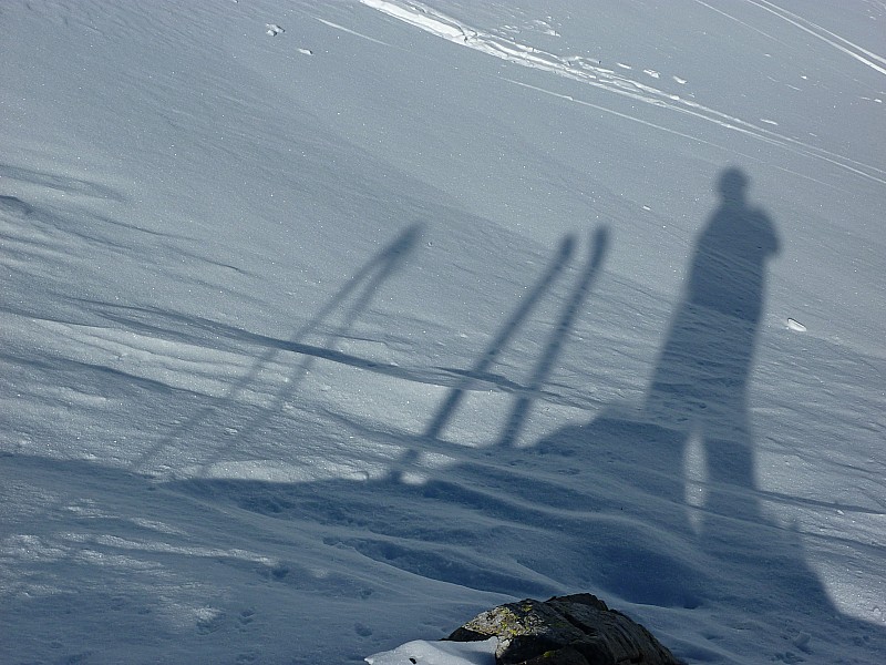 Au col : Mes bâtons, mes skis, et celle qui ne me quitte que la nuit