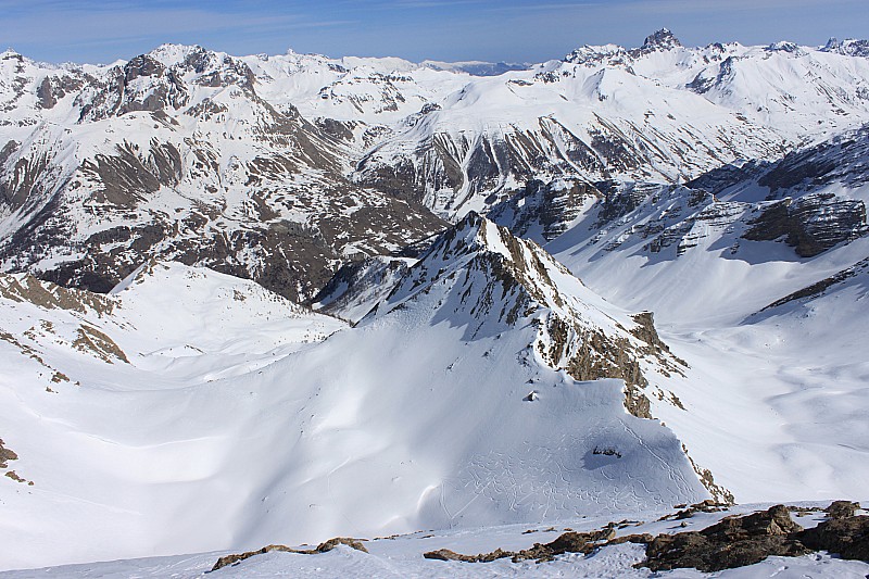 Crête des lacs froids délimitant le vallon de montée à droite et le vallon de descente à gauche