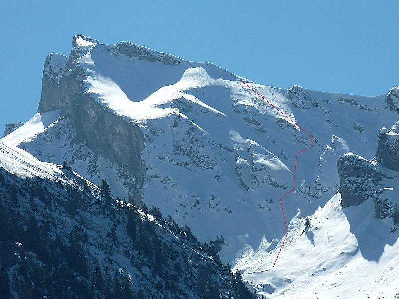 Descente Dôme de Pouilly : Je me suis permis de prendre la foto de "jlp" pour vous montrer une variante à la descente...
Nous on etait loin de ces conditions...Bonne neige mais jour blanc!!