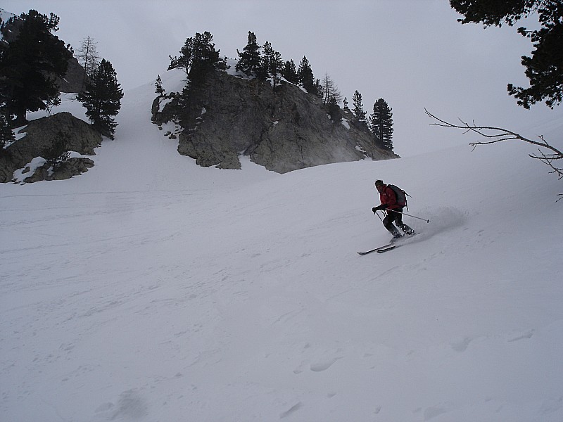 quelques beaux virages : un peu de neige douce repose les pieds des vibrations de la neige dure
