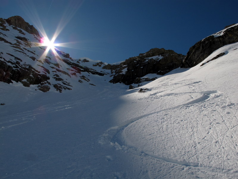 Couloir de Clapouset : je suis passé à gauche, juste sous les rayons du soleil ; le goulet de droite passe également.