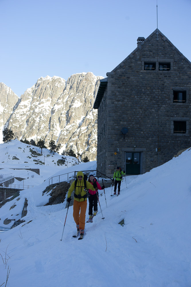 Lac de Restanca : départ du refuge, au fond les Pales de Rius