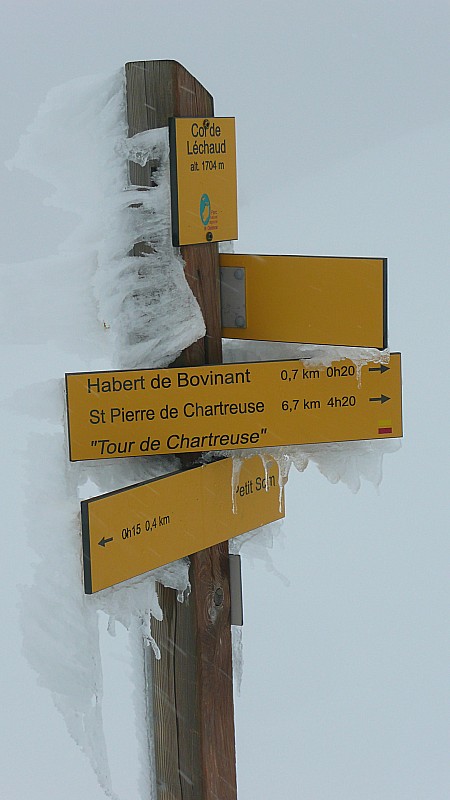 Passage au col de Léchaud : Des flèches dans toutes les directions ...
