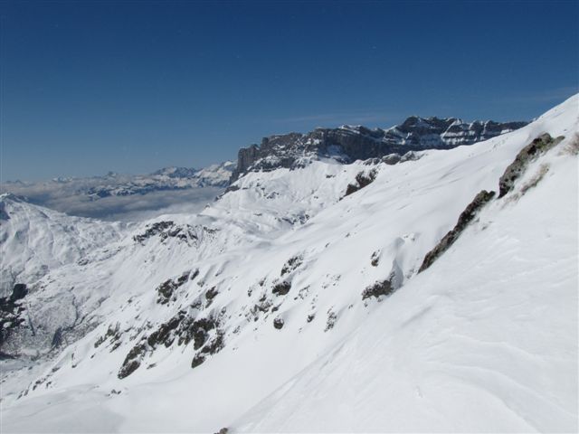 au col de Bérard, vue magnifique sur les Fiz...
qq skieurs sur la face sud de la Brèche de Bérard