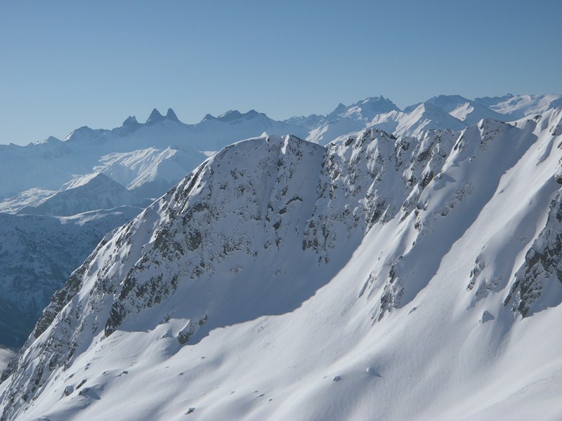 Meije et Arves emergent derrier le pic de fremezan