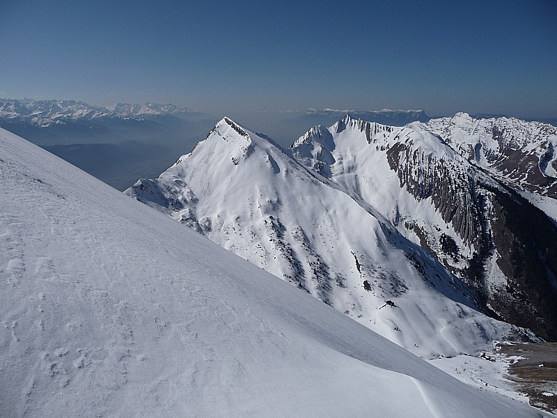 super panorama aujourd'hui : arces -beau mollard -arclusaz -combe aux chevaux -le belledone au fonds à gauche et la charteuse au fonds à droite