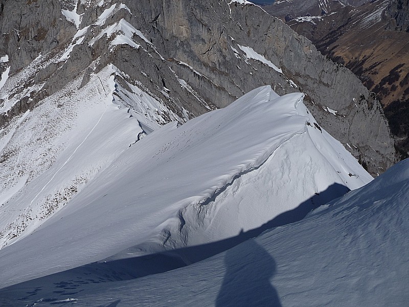 corniches : le col d'armenaz au loin et en bas à gauche le passage pour sortir de la face nord