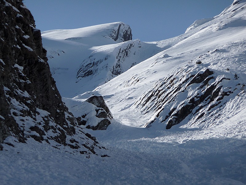 face nord : vue depuis le bas de la face avec le zoom*10 : on vois le goulet vers 1700-1800m et le passage raide à droite