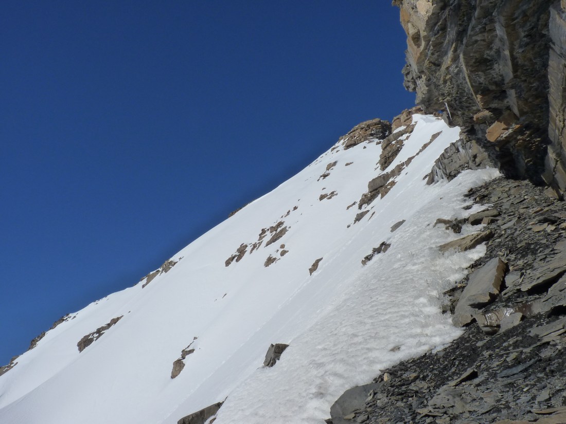 La suite en crampons : C'est sous les derniers rochers que j'ai eu le doute de la sous couche.