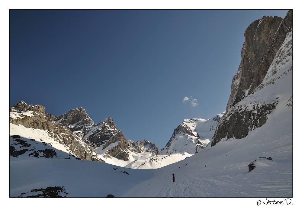 Cyril au pied de l'aiguille : on se sent petit...