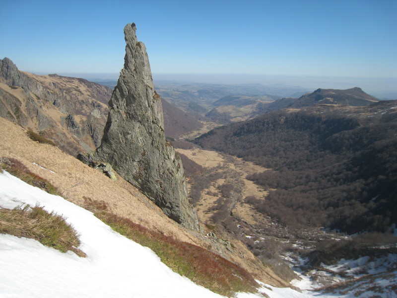Puy Ferrand : Aiguille du Moine qui domine le fond de Chaudefour