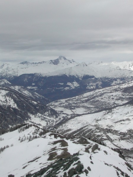 Vue du sommet : L'enneigement se dégrade rapidement avec la douceur... mais y'a encore de la neige!