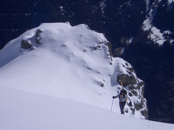 Sommet de l'Oreille du Loup : Les derniers 30 mètres de la face E menant à l'Oreille du Loup sont assez raides et peuvent nécessiter de mettre les skis sur le sac en fonction des conditions.