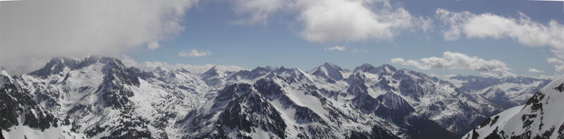 Panorama : Aprés un gros redoux qui dure depuis 2 semaines maintenant, il reste tout de meme encore pas mal de neige. De gauche à droite : Balaitous, Frondellas, Enfer et au loin à droite la chaine de la telera.