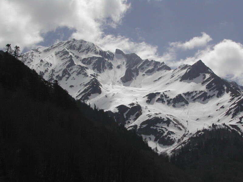 Pic et Dent de Socques : Le Pic de Socques et la dent de Socques. Le pic présente un joli couloir qu'on apercoit au nord. Une panne de réveil + la route fermée m'empechera d'y remonter à temps ...