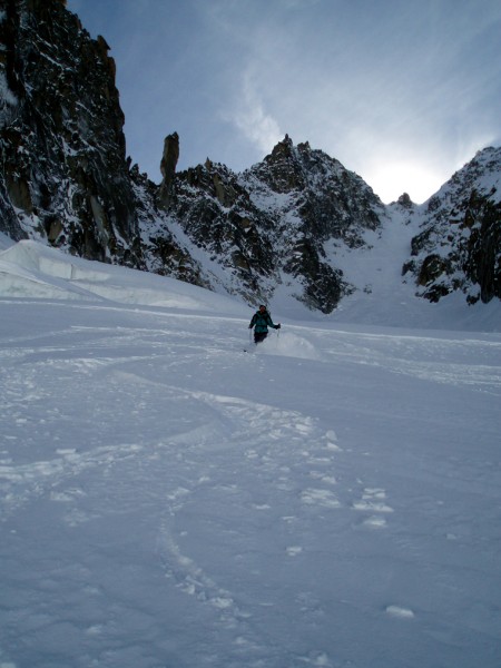 La fin : Eric sur le glacier du Capucin. Le couloir skié est celui qui est à gauche de la pointe rocheuse.