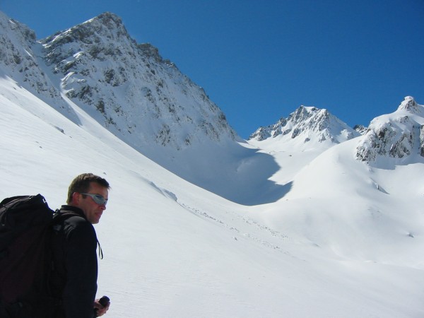 Col de Combe Madame : Jean-François devant l'objectif du jour, le Col de Combe Madame, au fond.
