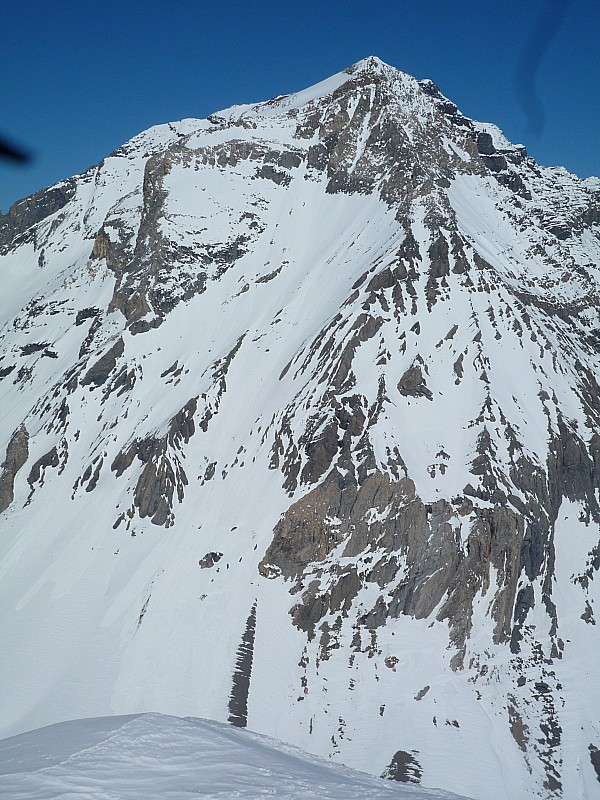 la face W de mathews : le verrou de la goulotte ne passe probablement pas à ski