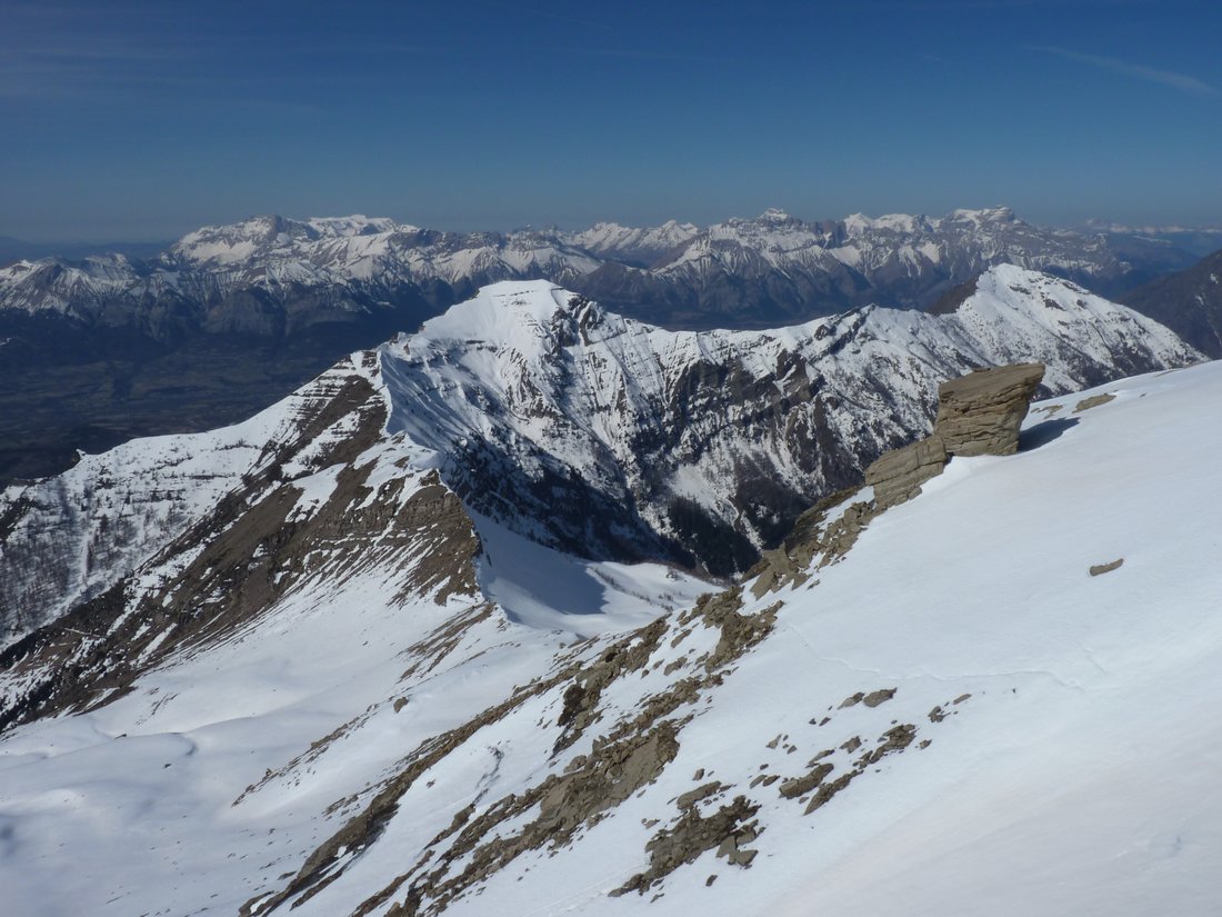 Col de la Pisse : Avec le Pic Queyrel - le Cuchon et Dévoluy en fond