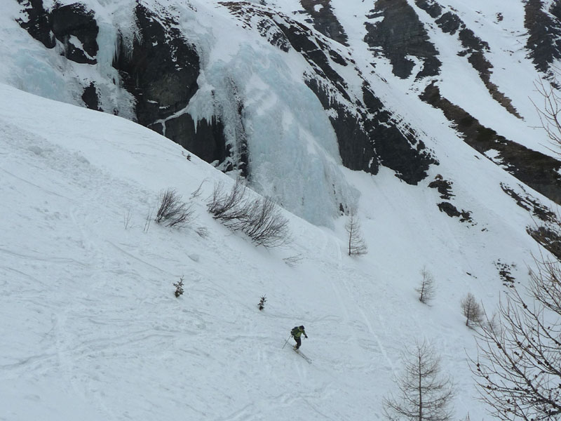 Ski sous les cascades : Ski sur fond de cascade