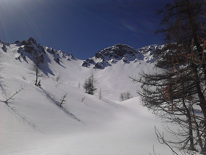 un vallon bien sauvage : la sortie du vallon avant la pente terminale encore vierge