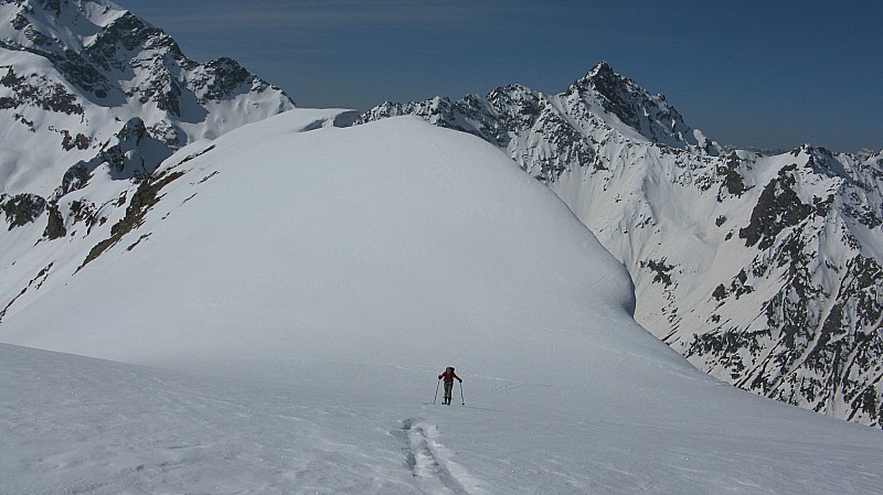 Sous le sommet : Corniche grandiose au col du Sélard.