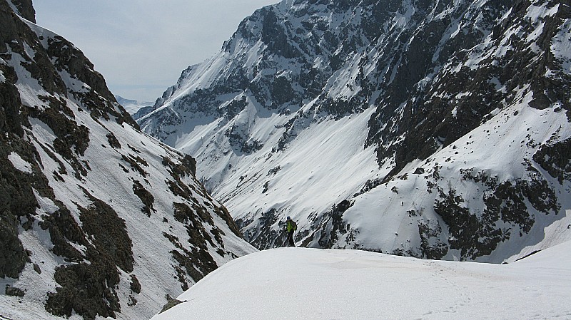 la descente : le sommet est déjà derrière, le grand couloir approche.