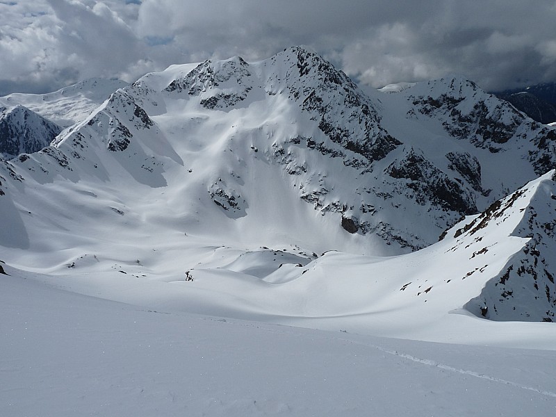 L'orage arrive. : La belle descente avec l'Agnelliére en arriére
fond.