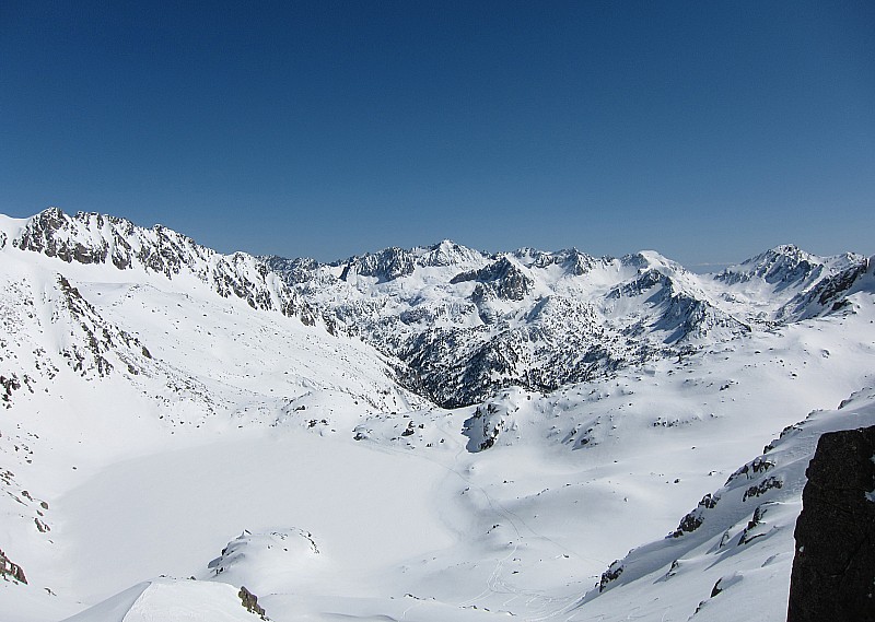Col de Contraix : versant E. Il faut bien contourner l'Estany de Contraix rive droite et traverser sur la gauche ensuite pour rejoindre les belles pentes SW du Gran Tuc de Colomers
