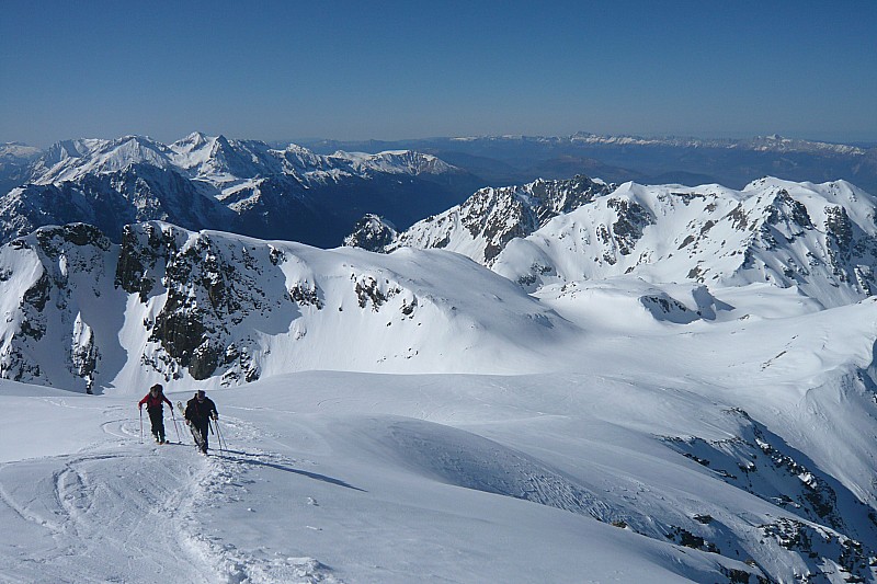 Croix de Belledonne : Pente sommitale en neige dure (bon ski, neige avec un bon grip), non décaillée à 11h15 (vent froid)