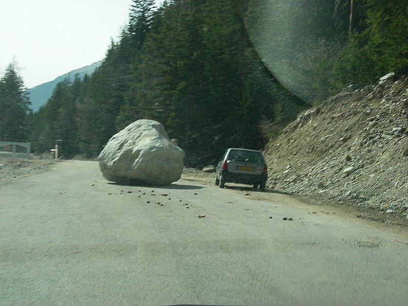 pierres : Attention chute de pierres sur la rte de la madone !!!