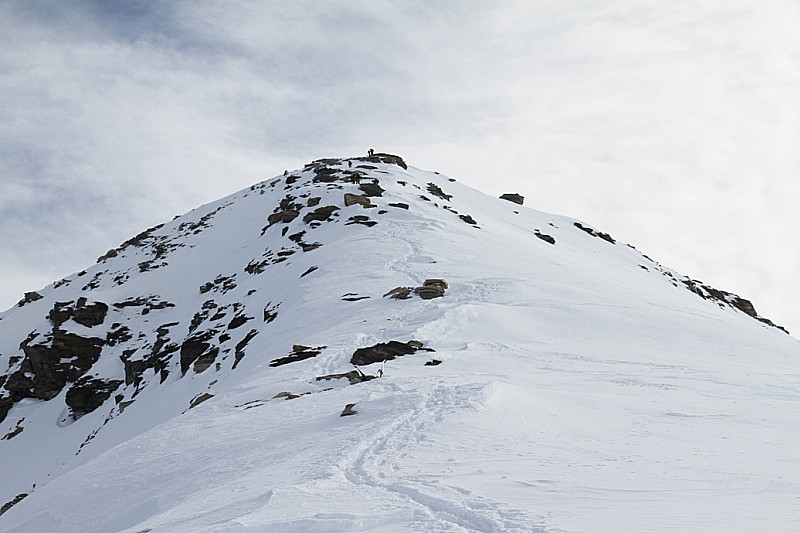 L'arête sommitale : Il faut chausser les crampons