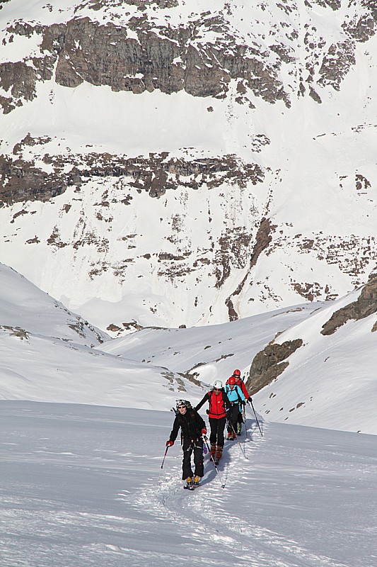 Enfin au soleil : Les randonneurs arrivent sur la crête