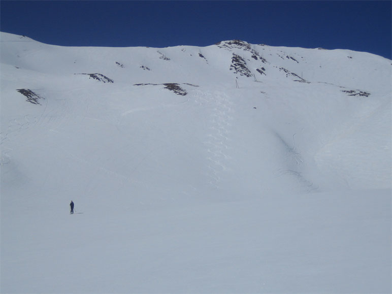 Sous le col du Chardonnet : Malgré l'expo très tôt au soleil, il y a quand même moyen de faire du beau ski.
