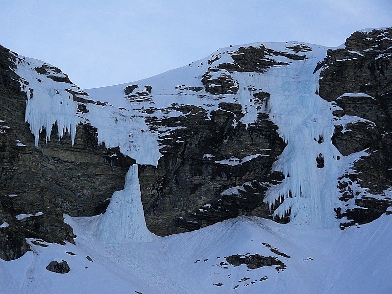 Cascades de Glace : Si l'on fait abstraction du reste, on pourrait presque se croire en hiver!
