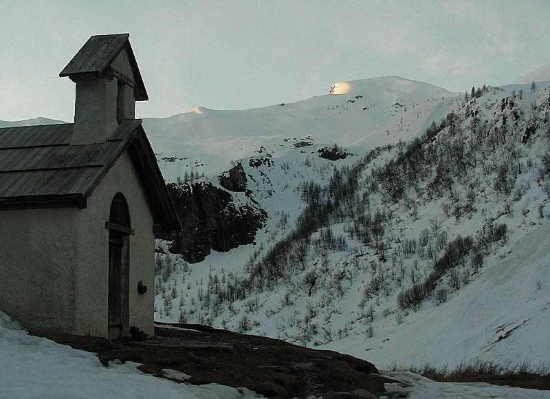 Chapelle de la Saulce : Premiers rayons sur le Mourre Froid