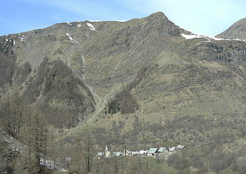 retour à Prapic : Ce beau village...
(sinon les pentes raides sud sont très sèches...)