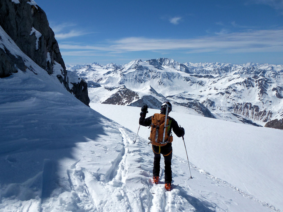 Et c'est parti ! : Une longue descente, sur une neige pas toujours facile, nous attend