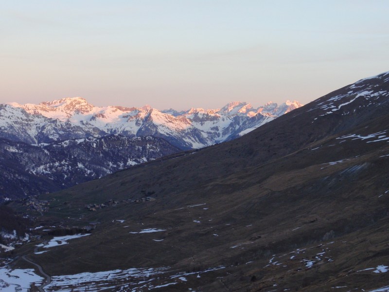 Les Ecrins rosissent : joli levé de soleil, bon regel; ça s'annonce bien!