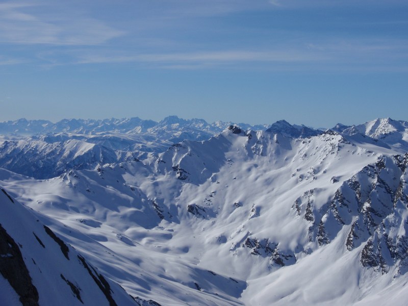 Au-delà du col Agnel : vue vers l'Argentera; il y a encore de quoi skier!