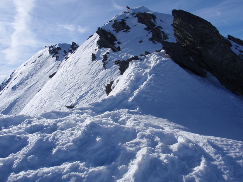 A gauche le sommet : à droite la bosse 3080 m.