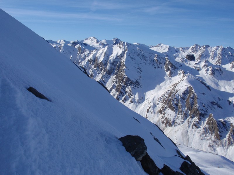 Un peu avant 3000 m : coup d'œil sur les pentes que nous descendrons.