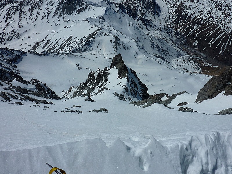 Descente : Début de la descente depuis l'arête sommitale.A droite, la sortie de la branche de droite du couloir Septentrional (ou en Y)